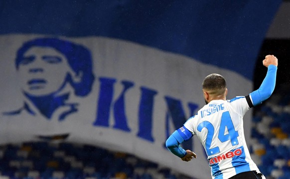 epaselect epa08851956 Napoli&#039;s Lorenzo Insigne jubilates after scoring the 1-0 goal during the Italian Serie A soccer match SSC Napoli vs AS Roma, Naples, Italy, 29 November 2020. EPA/CIRO FUSCO