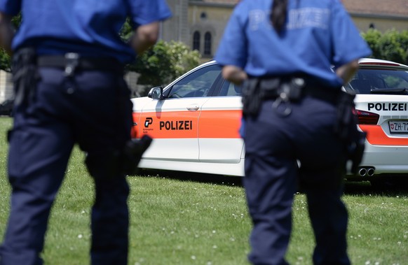 Two policemen stand in front of a police car of the cantonal police Zurich, in Zurich, Switzerland, on June 2, 2015. (KEYSTONE/Water Bieri)

Zwei Polizisten stehen vor einem Dienstfahrzeug der Kantons ...