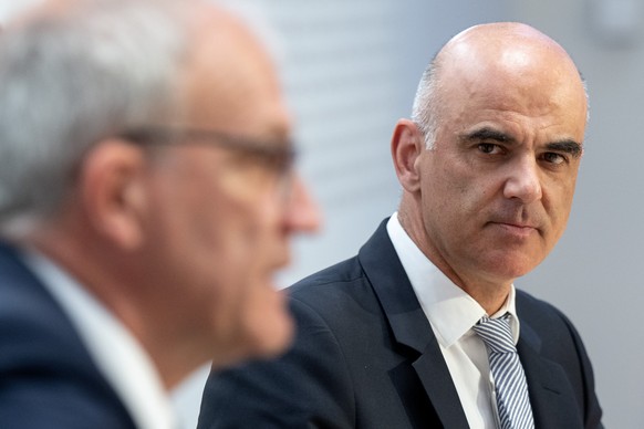 Bundesrat Alain Berset, rechts, und Hans Wyss, Direktor des Bundesamts fu?r Lebensmittelsicherheit und Veterinaerwesen (BLV), sprechen an einer Medienkonferenz ueber die Massentierhaltungsinitiative,  ...