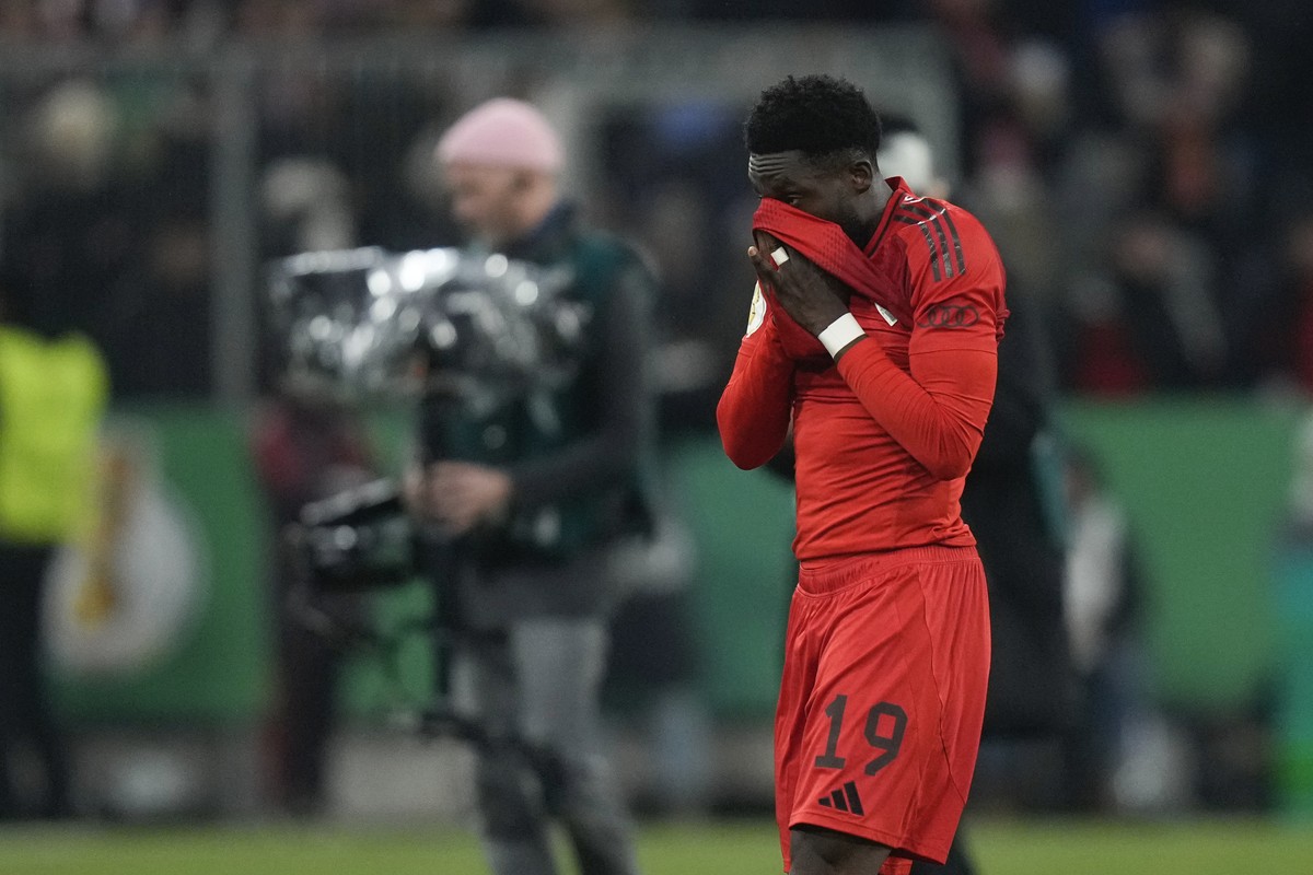 Bayern's Alphonso Davies reacts after the end of the German Cup round of 16 soccer match between Bayern Munich and Bayer Leverkusen at the Allianz Arena in Munich, Germany, Monday. Dec.3, 2024. L ...