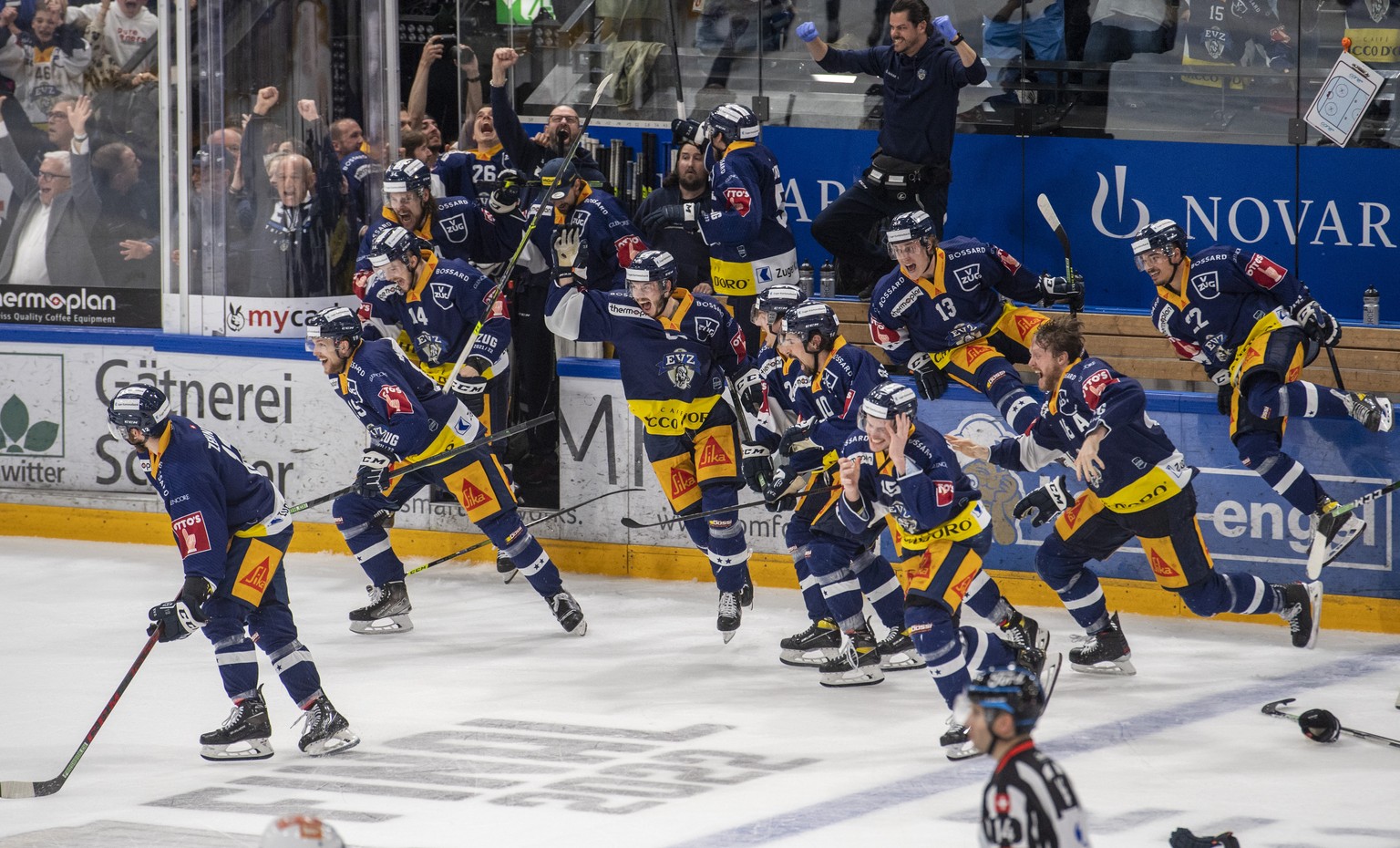 Die Zuger feiern den Schweizermeister Titel beim Eishockey Playoff-Finalspiel, Spiel 7, der National League zwischen dem EV Zug und den ZSC Lions am Sonntag, 1. Mai 2022 in Zug. (KEYSTONE/Urs Flueeler ...