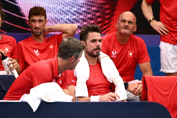 epa12639648 Stan Wawrinka of Switzerland (C) sits with his team during a break in play against Zizou Bergs of Belgium during the semi-final between Switzerland and Belgium in the 2026 United Cup at Ke ...