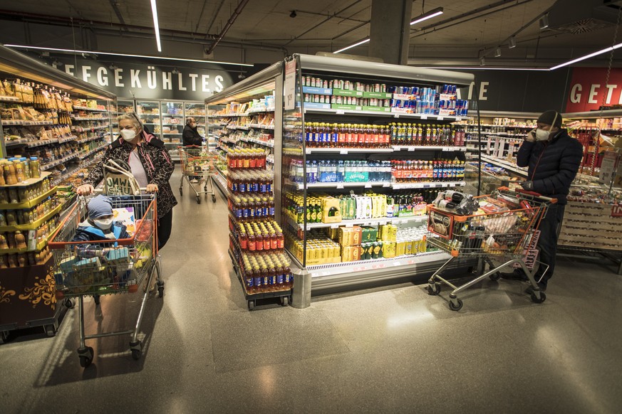 epa08336249 Consumers wearing face masks in a supermarket in Vienna, Austria, 01 April 2020. The Austrian government has announced additional measures slowing down the ongoing pandemic of the COVID-19 ...