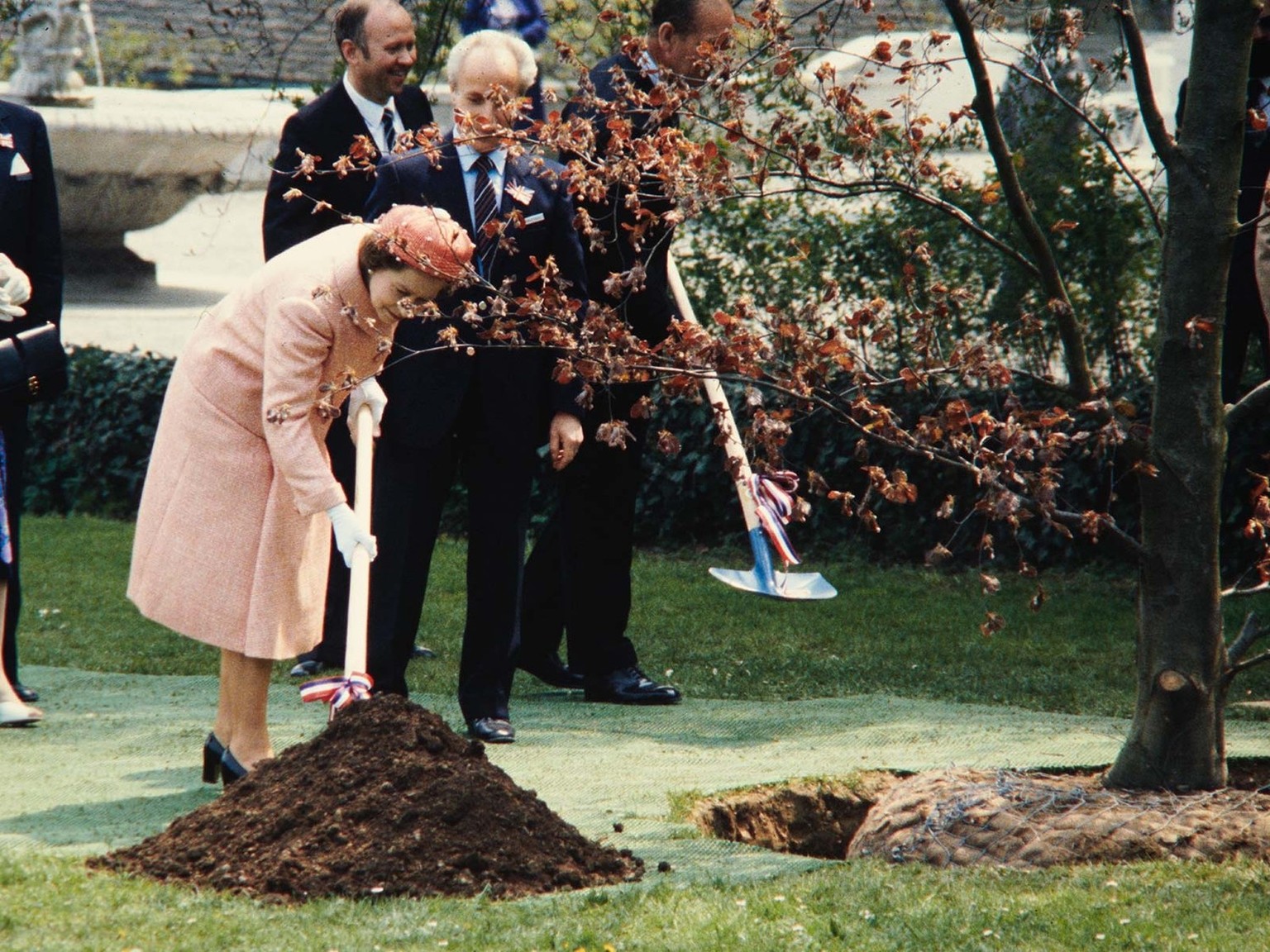 Queen Elizabeth II. pflanzt einen Baum an der Grün80.
https://permalink.nationalmuseum.ch/100825419