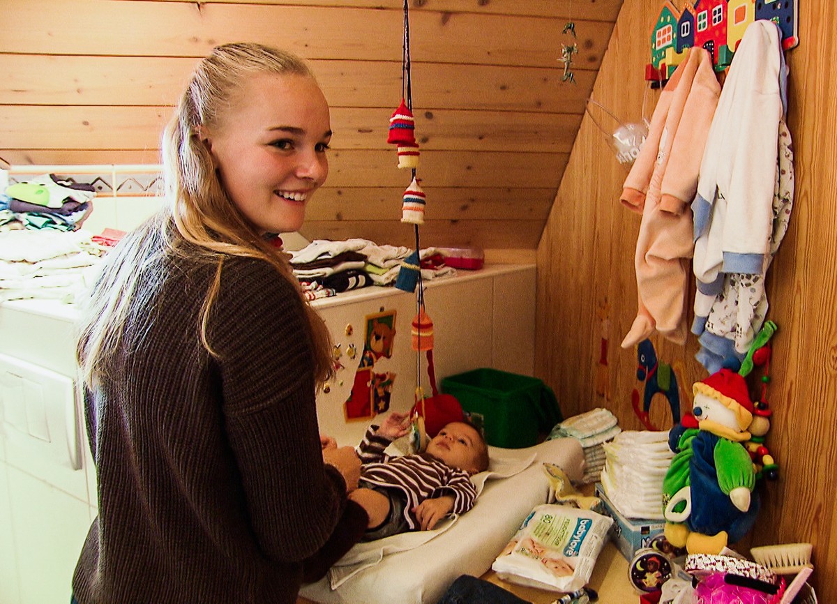 Au Pair
Staffel 1
Die 16-Jährige Ludivine kümmert sich um ihr jüngstes Gastkind: Dario ist gerade einmal vier Monate alt.
2018

Copyright: SRF
NO SALES
NO ARCHIVES

Die Veröffentlichung im Zusammenhan ...