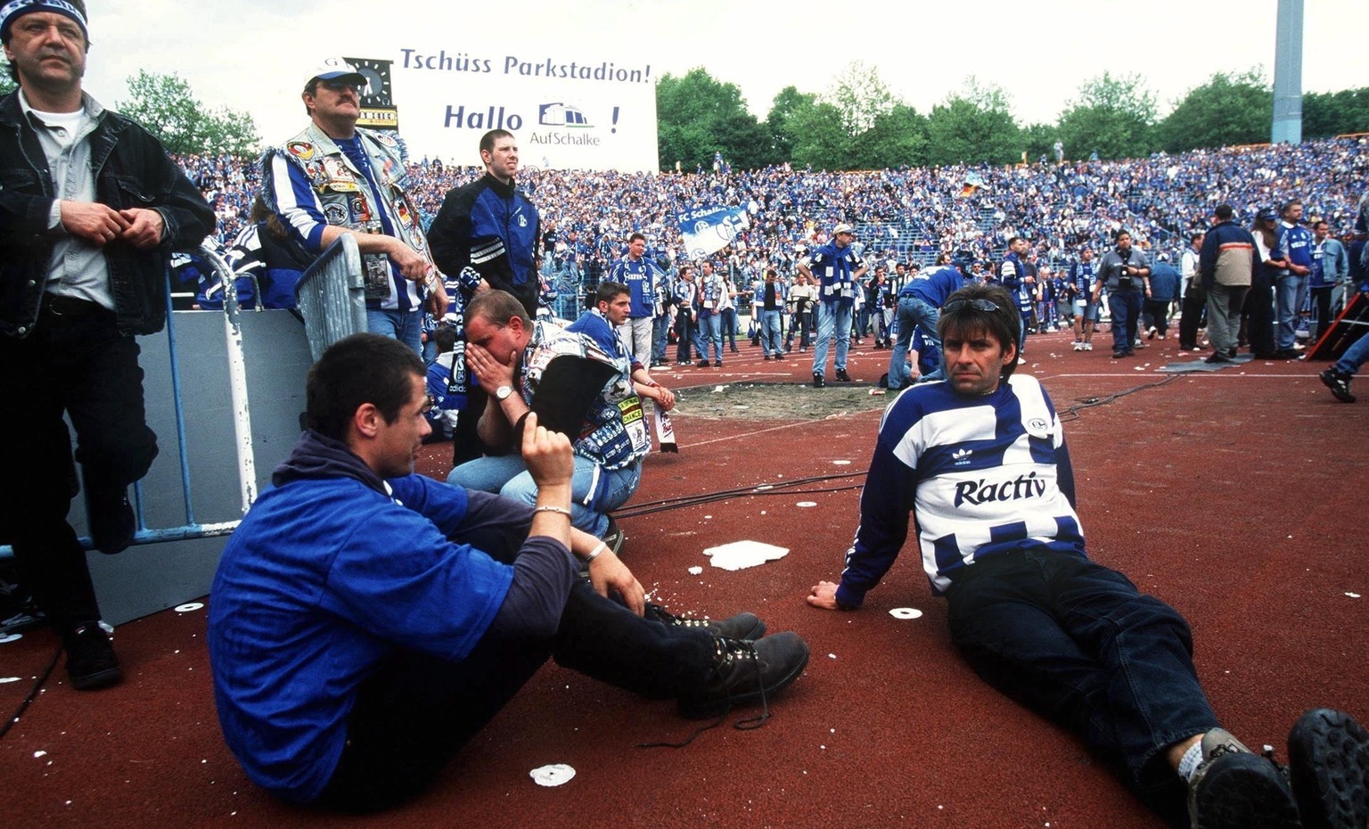 GELSENKIRCHEN, GERMANY - MAY 19: 1. BUNDESLIGA 00/01, Gelsenkirchen; FC SCHALKE 04 - SpVgg UNTERHACHING 5:3; TRAUER bei den SCHALKER FANS (Photo by Alexander Hassenstein/Bongarts/Getty Images)