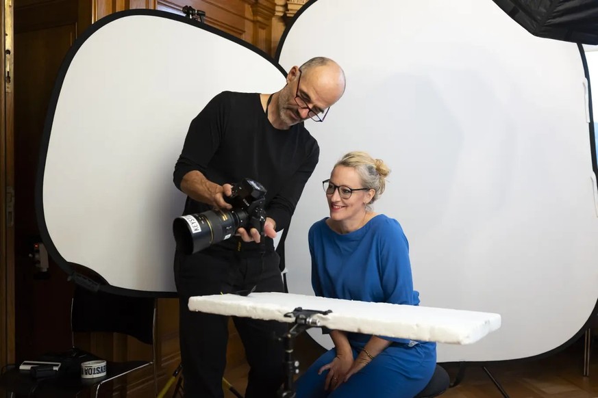 Aline Trede, Fraktionschefin der Grünen, sieht sich mit Keystone-SDA Fotograf Alessandro della Valle die Bilder ihres Shootings an.