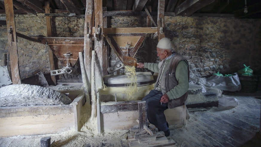27. März: Die Jahrhunderte alte Mühle im Dorf ist sehr begehrt, um Versorgungsengpässe zu überbrücken.