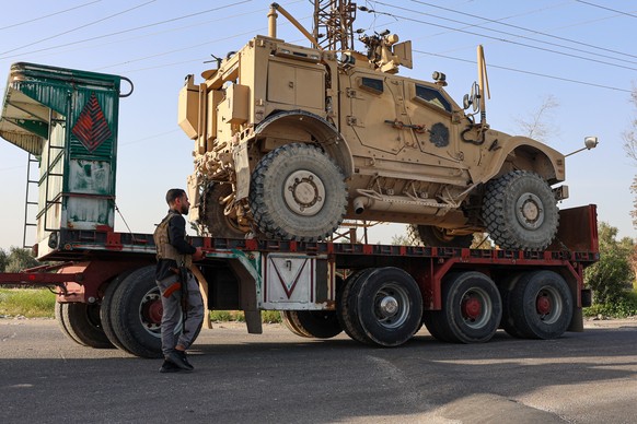 epa12894352 A convoy of US military equipment is seen heading towards the Syrian-Jordanian border along the Damascus-Homs highway near Jobar, Syria 16 April 2026. According to the Syrian Ministry of F ...