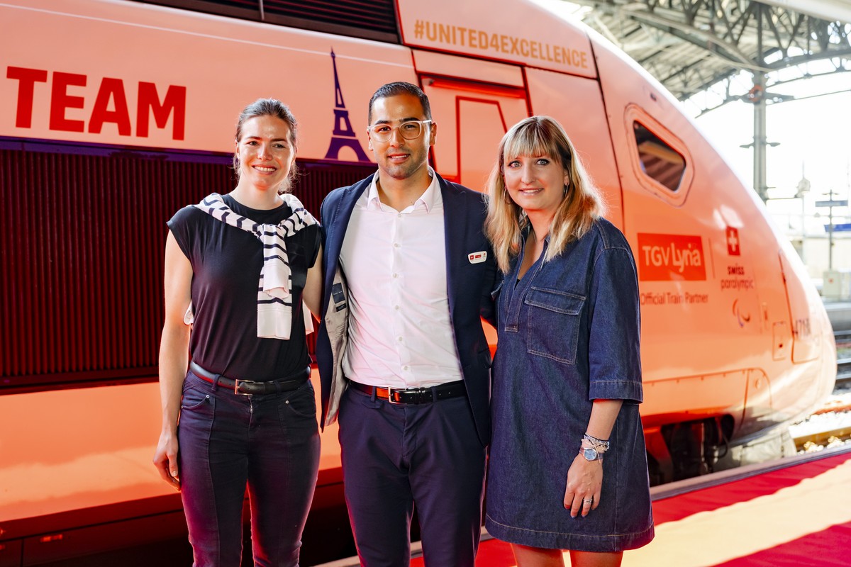 Celine van Till, gauche, para-cycliste et participante aux Jeux Paralympiques de Paris, Nelson Oliveira, centre, accompagnateur clientele a bord des trains TGV Lyria et Timea Bacsinszky, droite, medai ...