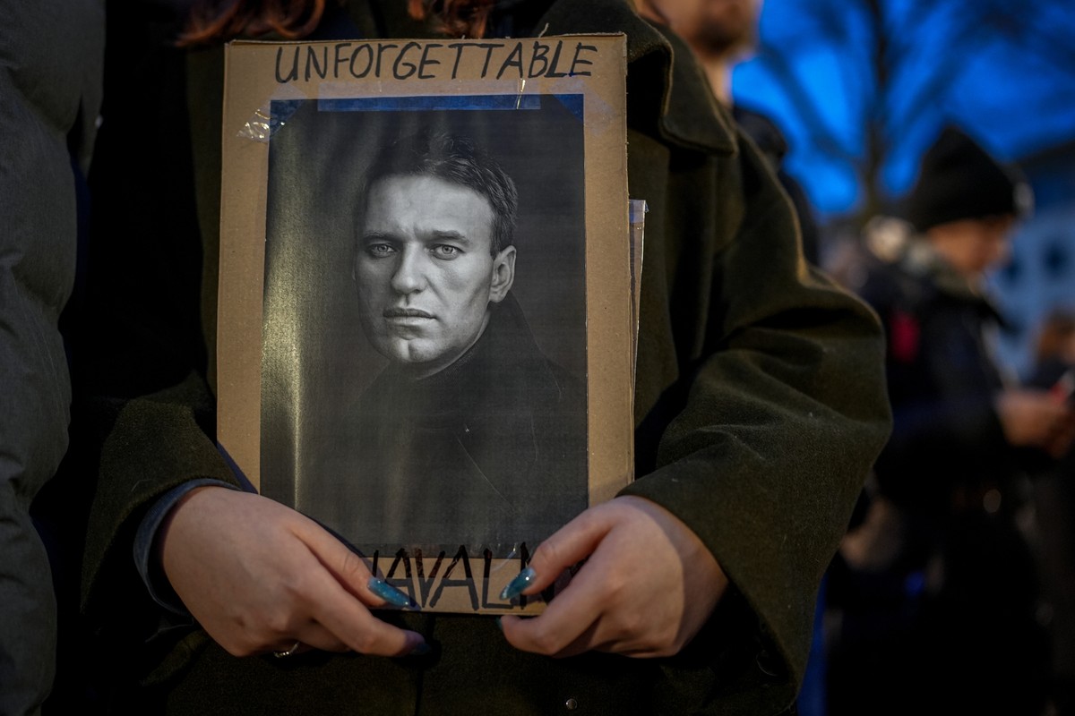 16.02.2024, Berlin: Demonstranten versammeln sich nach dem Tod von Alexej Nawalny mit Schildern vor der russischen Botschaft. Der russische Oppositionsführer ist in einem russischen Gefängnis gestorbe ...