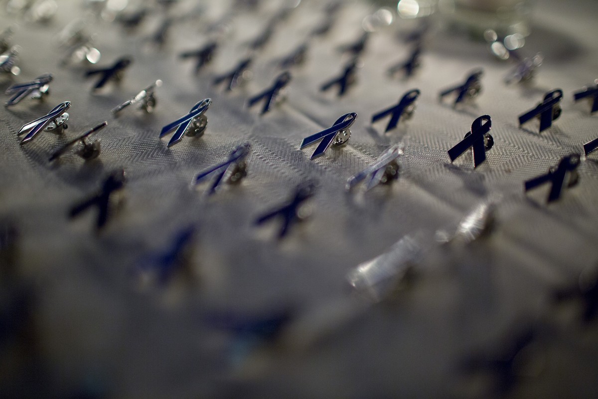 Pins mit blauer Schleife sollen auf das Problem der häuslichen Gewalt aufmerksam machen – Montgomery, Alabama.