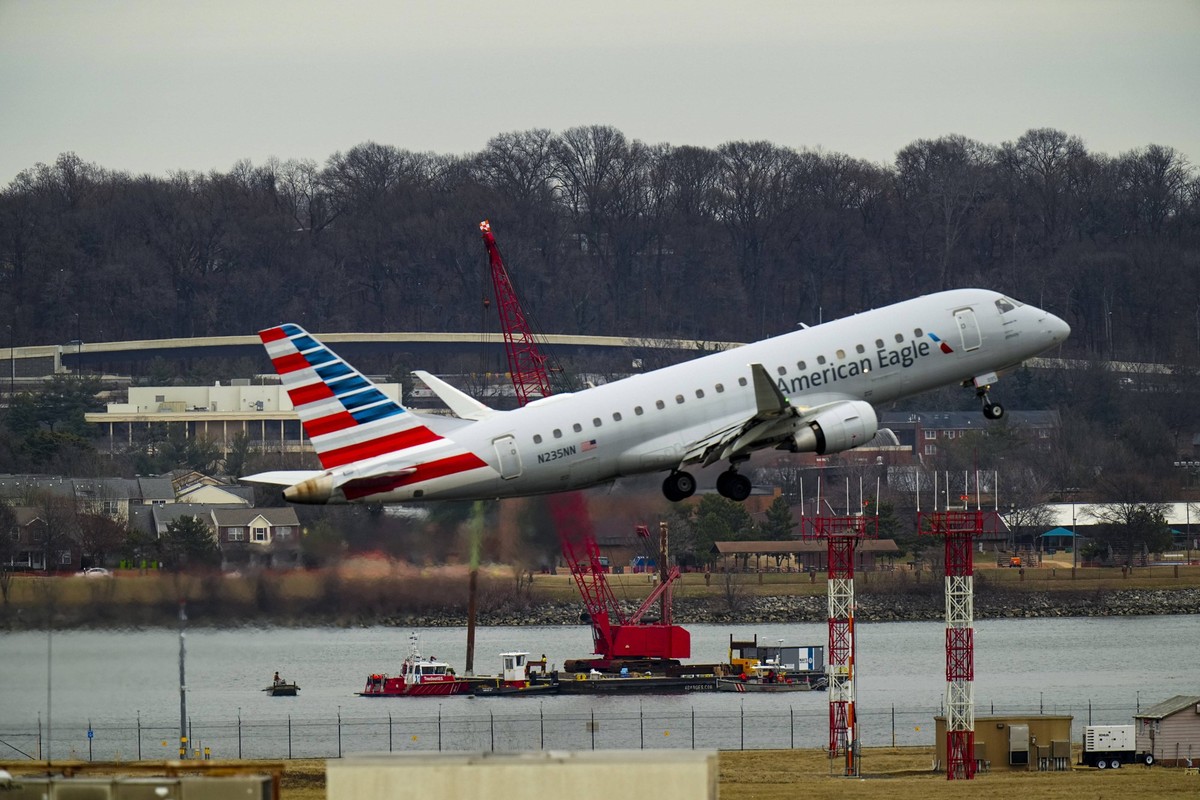Un avion décolle au-dessus du lieu du crash dans le fleuve Potomac.