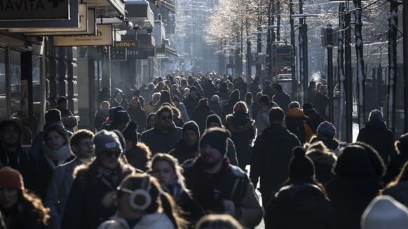Menschen bewegen sich am Sonntagsverkauf durch die Bahnnofstrasse, aufgenommen am Sonntag, 3. Dezember 2023 in Zuerich. (KEYSTONE/Ennio Leanza)