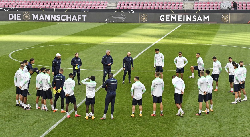 Switzerland&#039;s head coach Vladimir Petkovic, center, talks to his players during a training session of the Swiss national soccer team prior the UEFA Nations League soccer match between Germany and ...