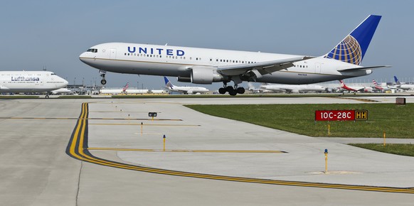 epa05905869 (FILE) - A United Airlines jet arrives at the O'Hare International Airport in Chicago, Illinois, USA, 19 September 2014 (reissued 13 April 2017). A passenger was forcibly removed from an o ...