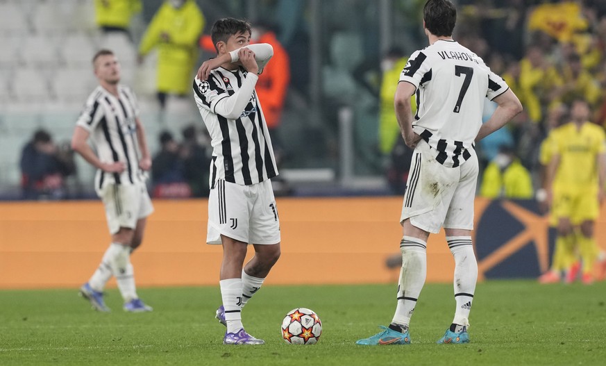 Juventus&#039; Paulo Dybala, left and his teammate Dusan Vlahovic stand after Villarreal&#039;s Arnaut Danjuma scored his side&#039;s third goal on a penalty kick during the Champions League, round of ...