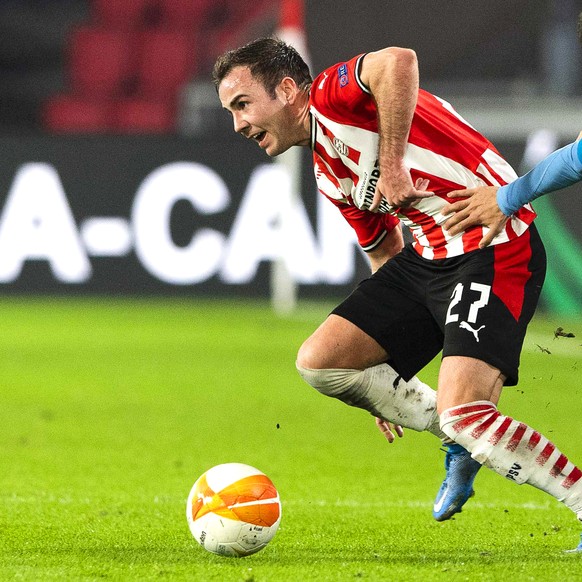 epa09037053 Mario Goetze (L) of Eindhoven in action against Thanasis Androutsos (R) of Olympiacos during the UEFA Europa League round of 32, second leg soccer match between PSV Eindhoven and Olympiaco ...