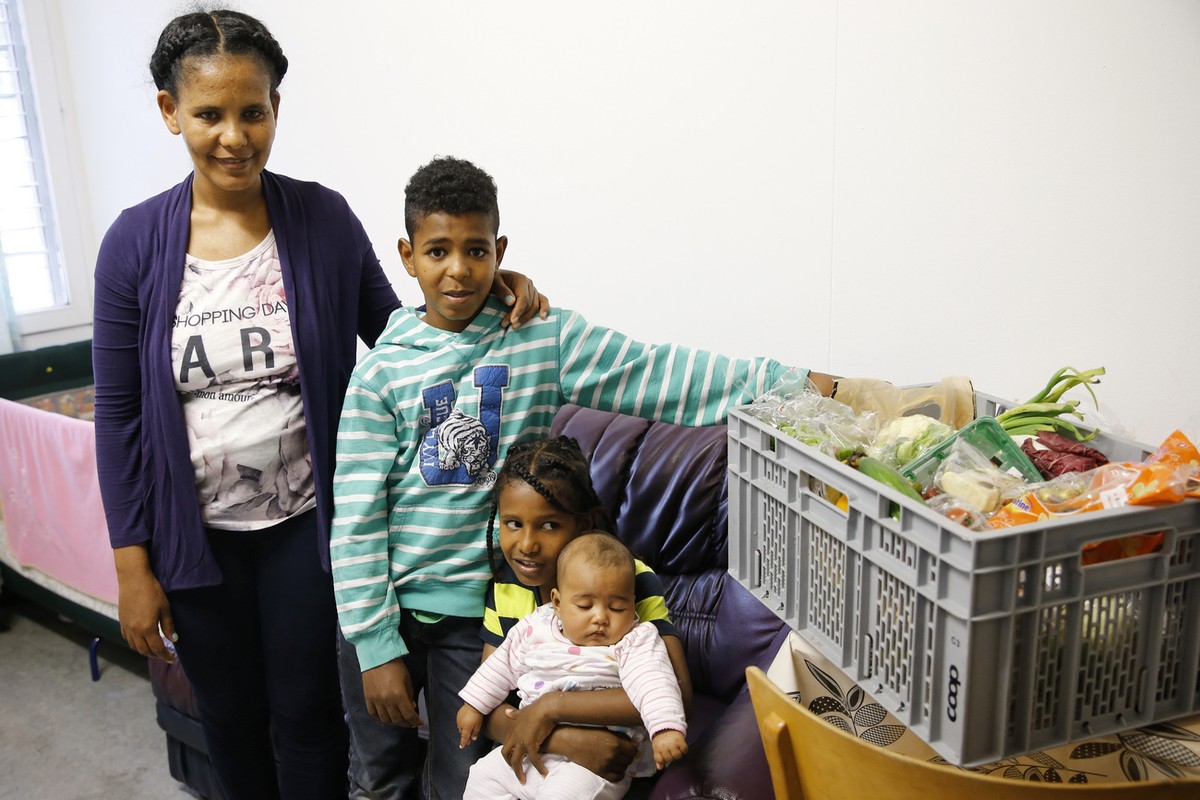 Eine Fluechtlingsfamilie aus Eritrea freut sich ueber die Nahrungsmittel-Lieferung der Organisation "Schweizer Tafel", am Freitag, 1. Mai 2015, im Heilsarmee Fluechtlingsheim in Zollikofen.  ...
