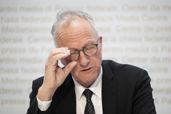 Peter Hegglin, Staenderat, Mitte-ZG, und Praesident Findel, spricht waehrend einer Medienkonferenz der Finanzdelegation der eidgenoessischen Raete (Findel) zum Taetigkeitsbericht 2023, am Donnerstag,  ...