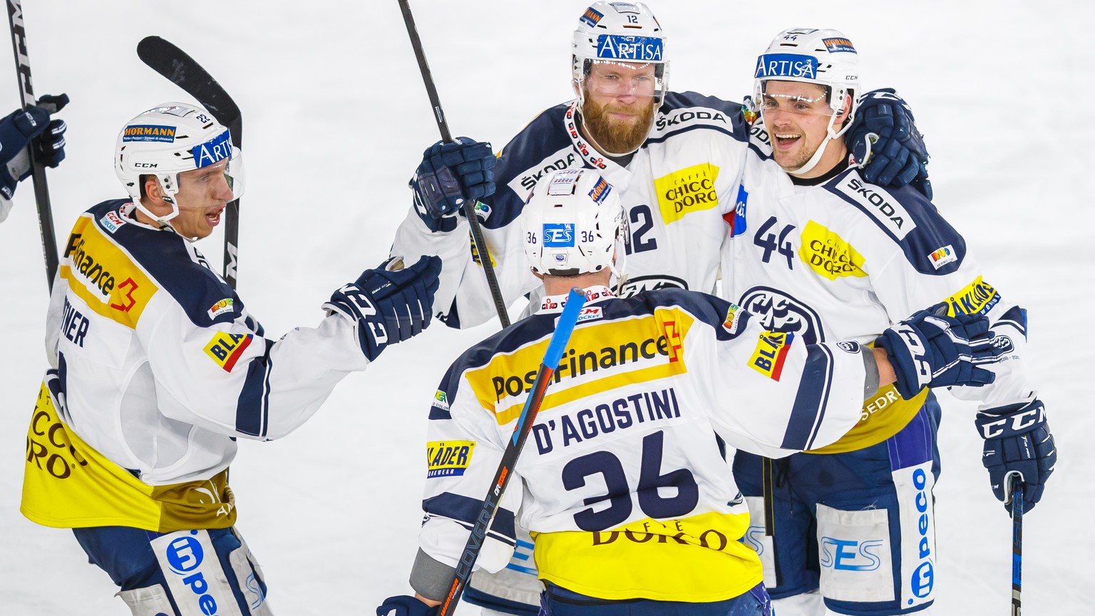 Le joueur tessinois Nick Plastino, droite, celebre avec ses coequipiers apres avoir marque lors de la rencontre du championnat suisse de hockey sur glace de National League entre le Lausanne Hockey Cl ...