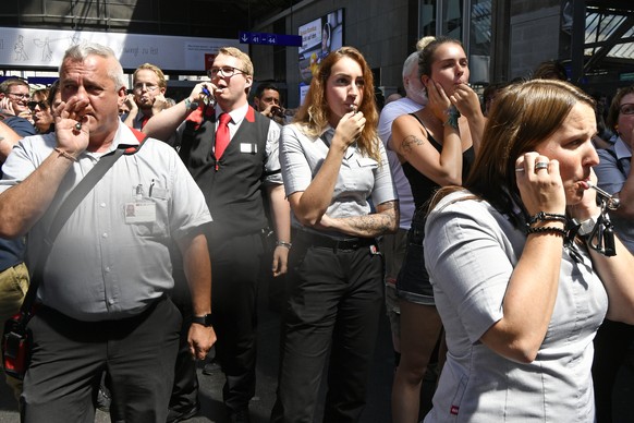 Pfeifkonzert waehrend einer Schweigeminute fuer den verstorbenen SBB - Zugbegleiter im Zuercher Hauptbahnhof am Freitag, 9. August 2019, (KEYSTONE/Walter Bieri)