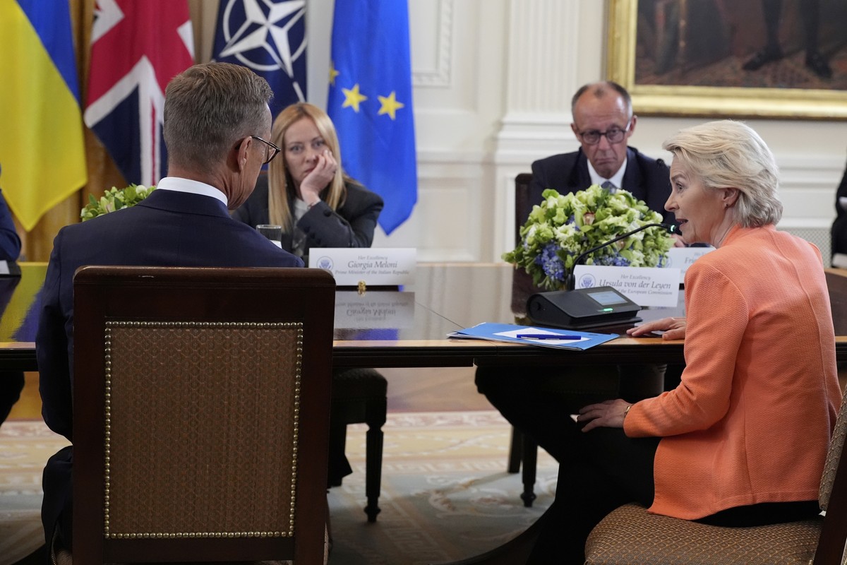 European Commission President Ursula von der Leyen, foreground right, speaks as Finland's President Alexander Stubb, foreground left, Germany's Chancellor Friedrich Merz, background right, a ...
