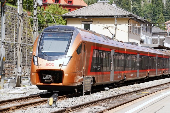 Foto Manuel Geisser 18.08.2023 Gotthardstrecke Personenverkehr. Bild : Zug der Suedostbahn auf der Gotthard Panoramastrecke /Traverso Voralpen-Express *** Photo Manuel Geisser 18 08 2023 Gotthard line ...