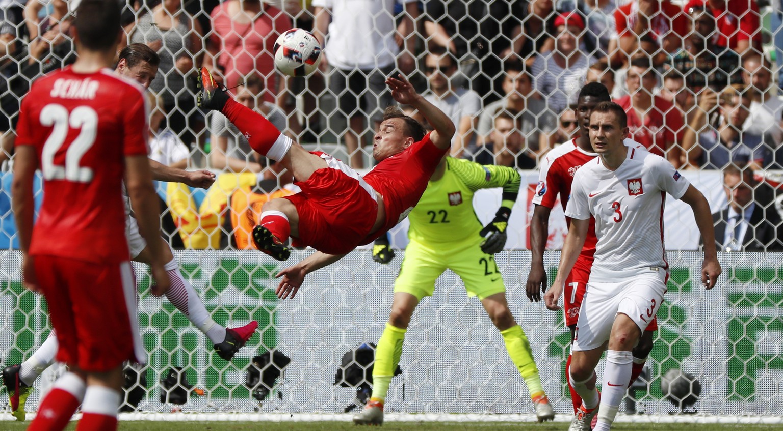 Xherdan Shaqiri hebt ab! Das wohl schönste Tor der Schweizer Nati-Geschichte.