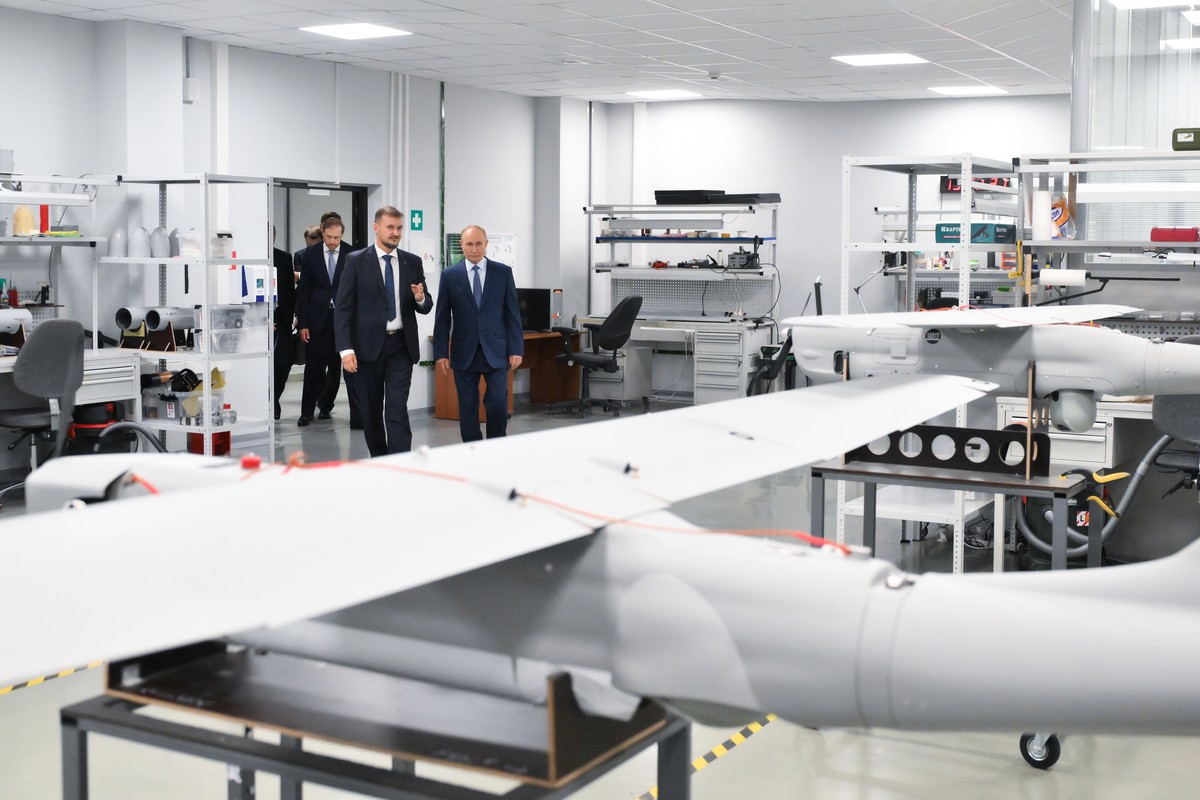 epa11613823 Russian President Vladimir Putin (R) examines Russian UAVs during his visit to the Special Technology Centre (LLC 'STC') in St. Petersburg, Russia, 19 September 2024. The Special ...