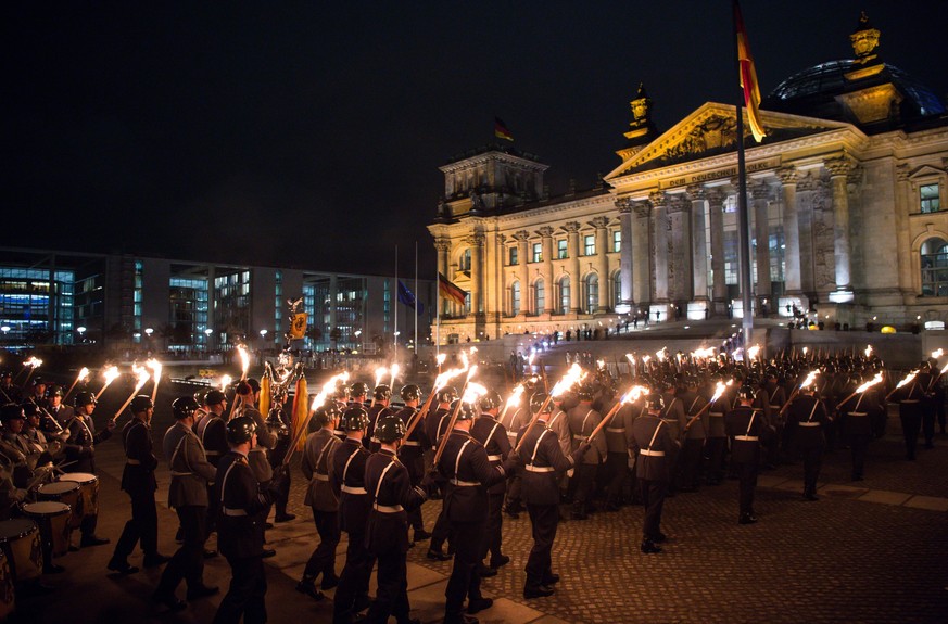 epa05021023 Numerous soldiers arrive at the Grand Tattoo event before the Reichstag building in Berlin, Germany, 11 November 2015. The German Armed Forces are celebrating the eve of the 60th anniversa ...