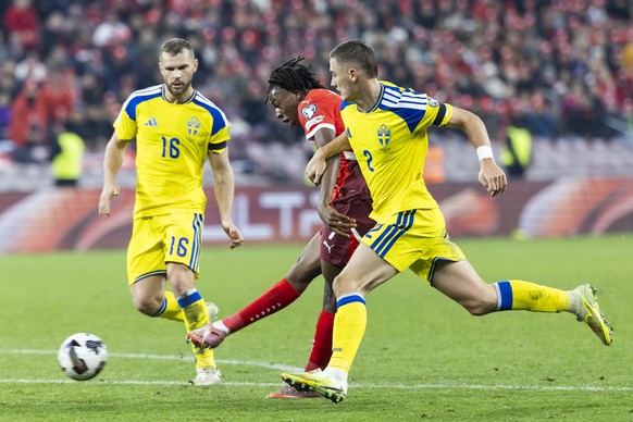 epa12528681 Switzerland&#039;s Johan Manzambi (C) scores the 4-1 goal next to Sweden&#039;s Jesper Karlstrom (L) and Gustaf Lagerbielke (R) during the FIFA 2026 World Cup Group B qualifying soccer mat ...