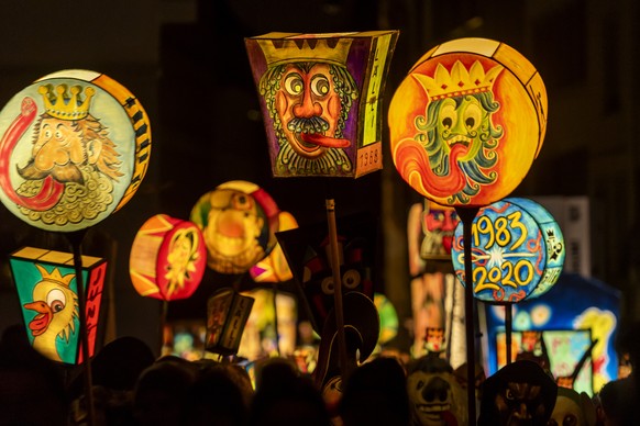 Fasnachtscliquen mit Laternen ziehen waehrend des Morgestraichs durch die Strassen in Basel, am Montag, 7. Maerz 2022. Der traditionelle Morgestraich, der am Montagmorgen um 04:00 Uhr beginnt, ist der ...