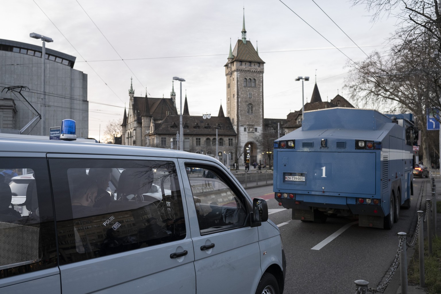 Polizisten sichern den Bereich um das Landesmuseum und Bahnhof gegen die Demonstranten des ehemalig besetzten Koch Areal in Zuerich, aufgenommen am Samstag, 18. Februar 2023. Am 16. Februar wurde das  ...