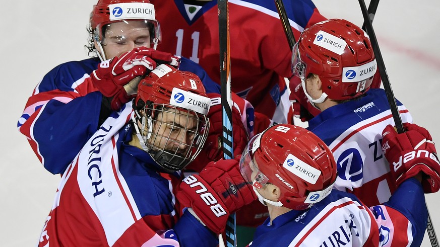 Der Lakers Thomas Buesser, links vorne, jubelt mit seinem Team nach dem Tor zum 2-0 fuer die Lakers beim Swiss Ice Hockey Cup 1/2 - Finalspiel SC Rapperswil-Jona Lakers gegen den HC Ajoie in Rapperswi ...