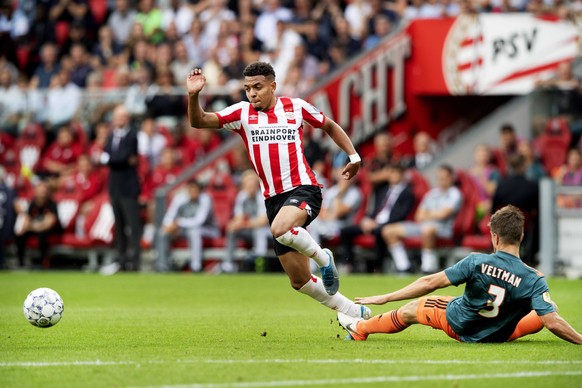 epa07862100 Donyell Malen (L) of PSV in duel with Joel Veltman of Ajax during the Dutch Eredivisie soccer match PSV vs Ajax in Eindhoven, Netherlands 22 September 2019. EPA/OLAF KRAAK