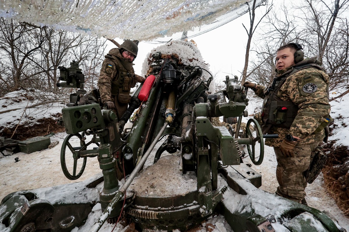 epa11077095 Ukrainian servicemen from the 406th Artillery Brigade named after Khorunzhoy General Oleksii Almazov prepare an M777 howitzer before firing at an undisclosed location in the Zaporizhia reg ...