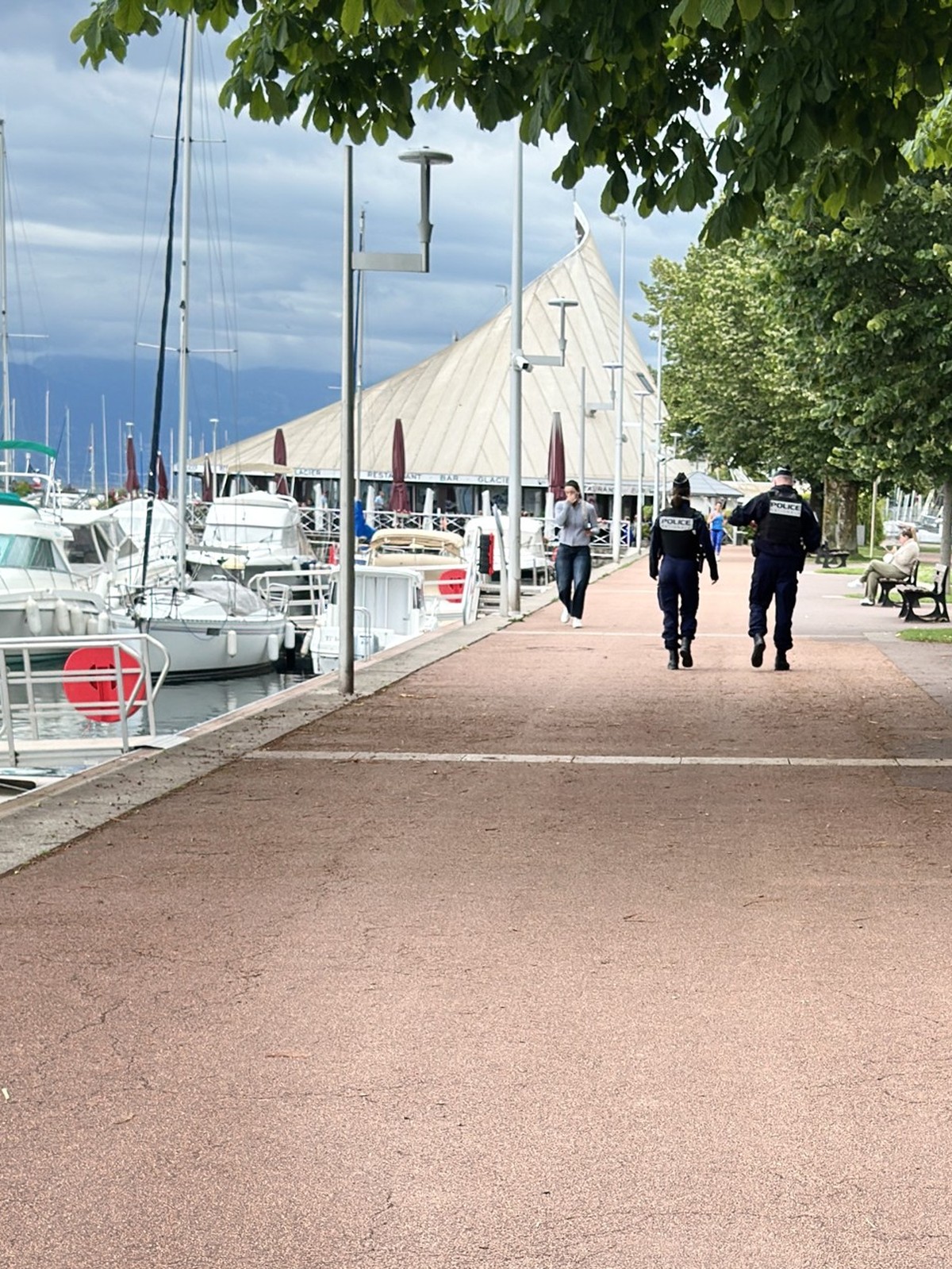 Sur les quais d’Evian, des centaines d’agents ont remplacés les touristes.