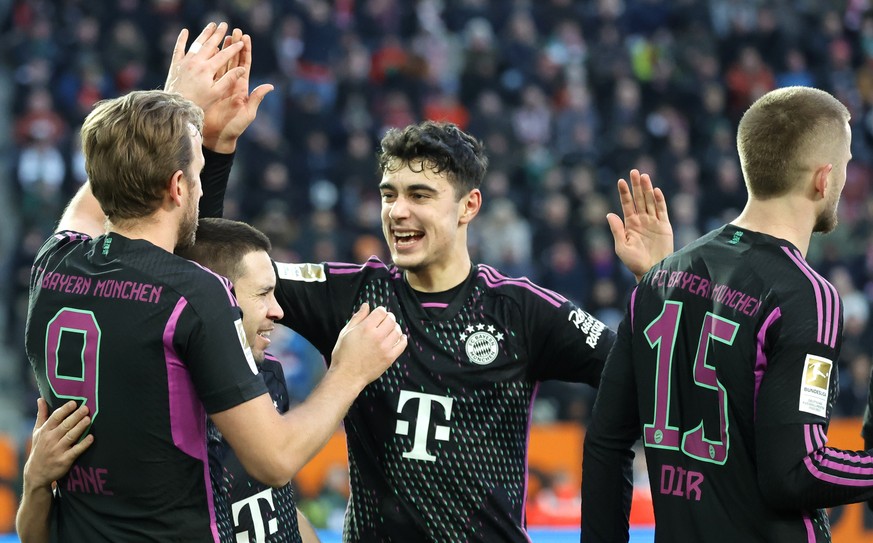 epa11108607 Munich&#039;s Harry Kane (L) celebrates with teammates after scoring the 3-1 lead during the German Bundesliga soccer match between FC Augsburg and FC Bayern Munich in Augsburg, Germany, 2 ...