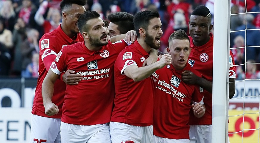 epa05608464 Yunus Malli (R) from Mainz celebrates with his teammates after successfully converting a penalty kick during the German Bundesliga soccer match between FSV Mainz 05 and FC Ingolstadt 04 in ...