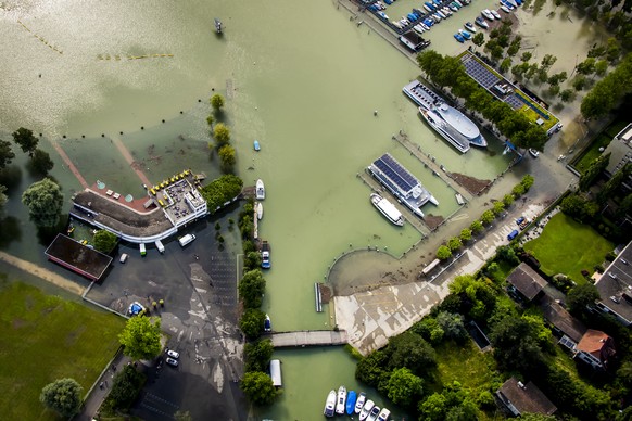 Une vue aerienne montre l&#039;eau du lac de Bienne (Bielersee) qui entoure la plage de Bienne, le port et le debarcadere lors de la montee de l&#039;eau du lac de Bienne suite aux fortes precipitatio ...