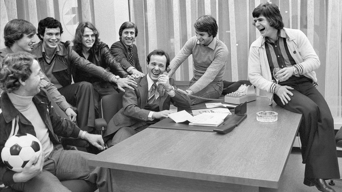Jakob "Koebi" Kuhn, Mitte mit Telefon, Spieler beim FCZ und in der Schweizer Nationalmannschaft, feiert mit seinen ehemaligen Spielerkollegen am 5. November 1977 den Beginn seiner Laufbahn a ...