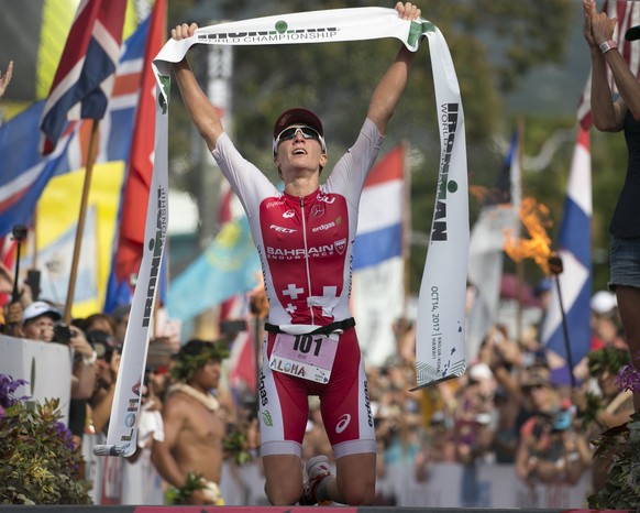 ARCHIVBILD ZUM KEYSTONE-SDA INTERVIEW MIT DER TRIATHLETIN DANIELA RYF - Daniela Ryf, of Switzerland, reacts after winning the Ironman World Championship Triathlon, Saturday, Oct. 14, 2017, in Kailua-K ...