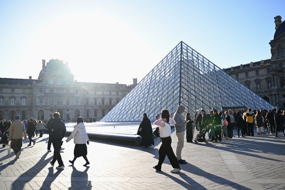 People wait for the opening of the Louvre museum, Thursday, Oct. 30, 2025 in Paris. (AP Photo/Emma Da Silva)
France Louvre