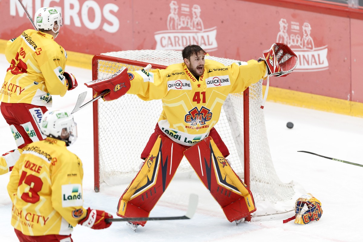 Le gardien biennois Elien Paupe, perd son casque lors du match du championnat suisse de hockey sur glace de National League entre le Lausanne HC et le EHC Biel, ce dimanche, 24 octobre 2021, a la pati ...