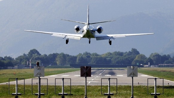 Ein Privatjet beim Landen Richtung Sued, wo man die ganze Piste sieht, am Dienstag 16. September 2003, in Lugano Agno. (KEYSTONE/Karl Mathis)