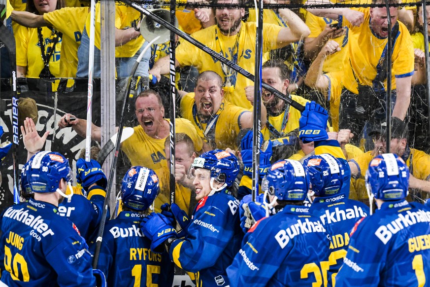 Die Davoser vor ihren Fans nach dem Finaleinzug beim fuenften Eishockey Playoff Halbfinalspiel der National League zwischen HC Davos (HCD) und ZSC Lions (ZSC), am Sonntag, 12. April 2026, in der zonda ...