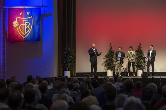 Die Verwaltungsraete der FC Basel Holding AG Dan Holzmann, Andreas Rey, Ursula Rey-Krayer und David Degen, von links, an der 128. ordentlichen Mitgliederversammlung des Vereins FC Basel 1893 in Basel, ...