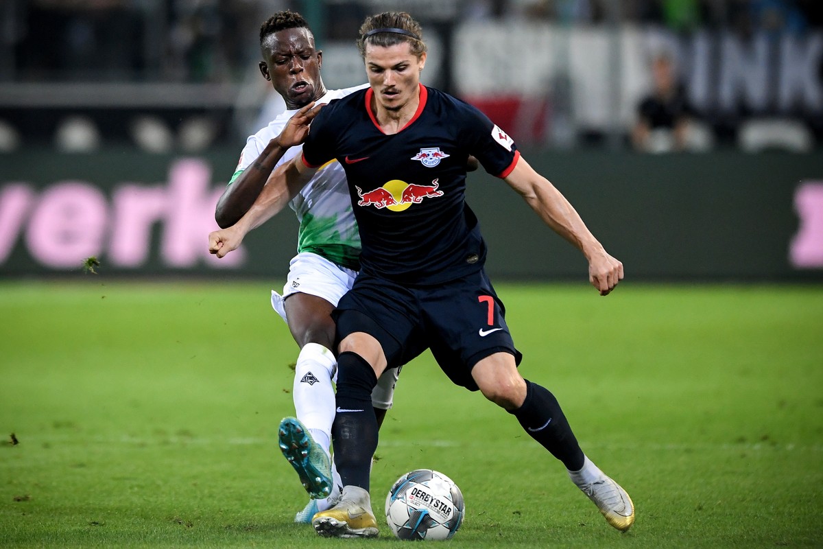 epa07805456 Moenchengladbach's Denis Zakaria (L) in action against Leipzig's Marcel Sabitzer (R) during the German Bundesliga soccer match between Borussia Moenchengladbach and RB Leipzig at ...
