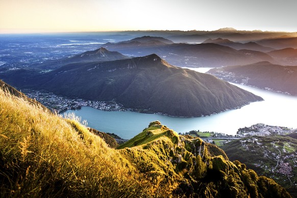 Frühlingswanderung Schweiz Monte San Giorgio Beste Wanderung Blick vom Monte Generoso runter auf den Monte San Giorgio